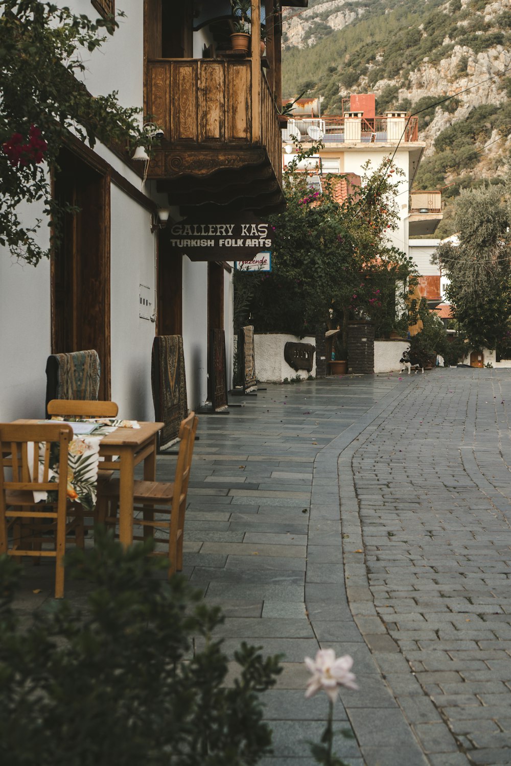 una mesa y sillas en una calle empedrada