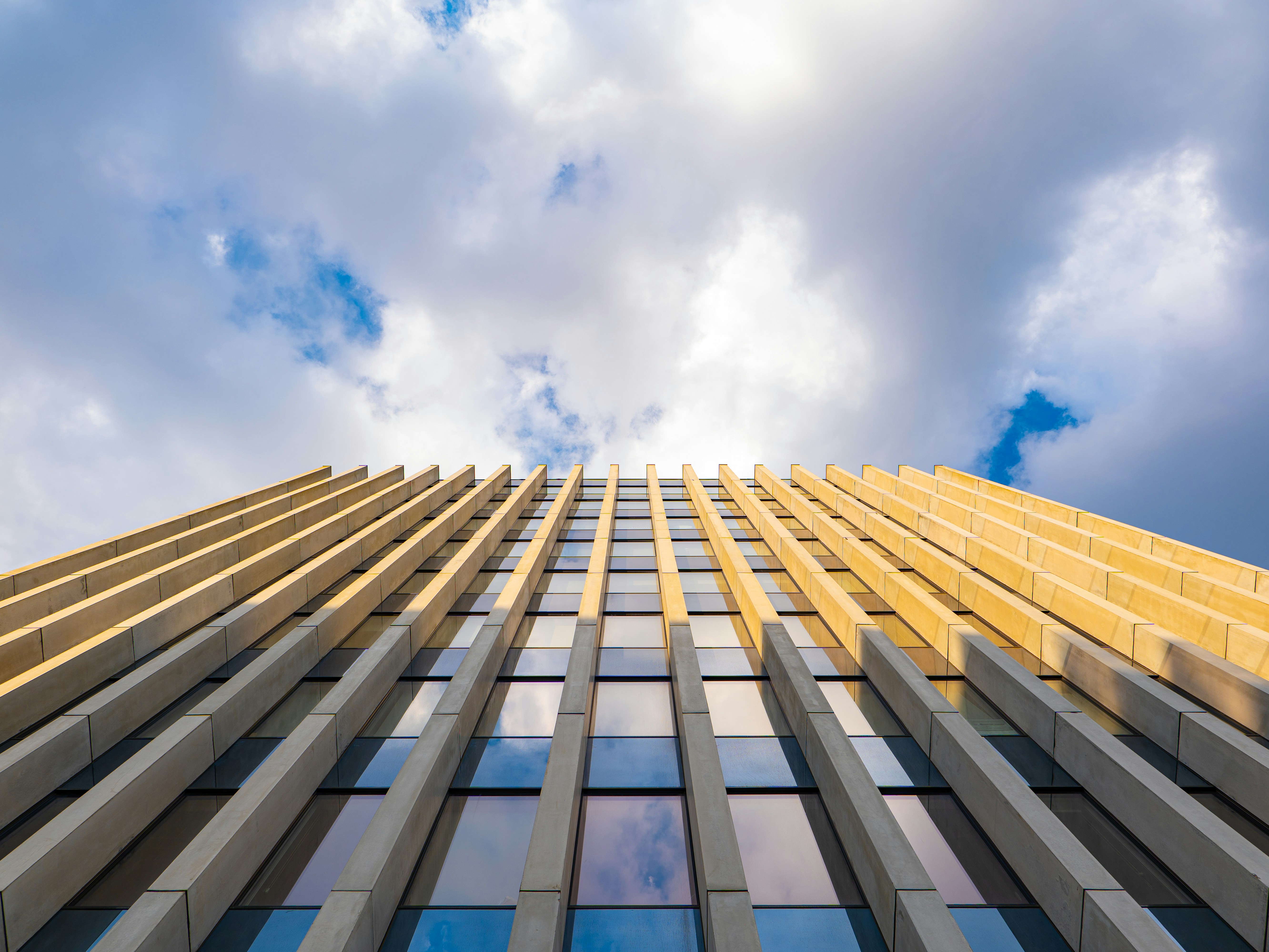 窓がたくさんある非常に高い建物