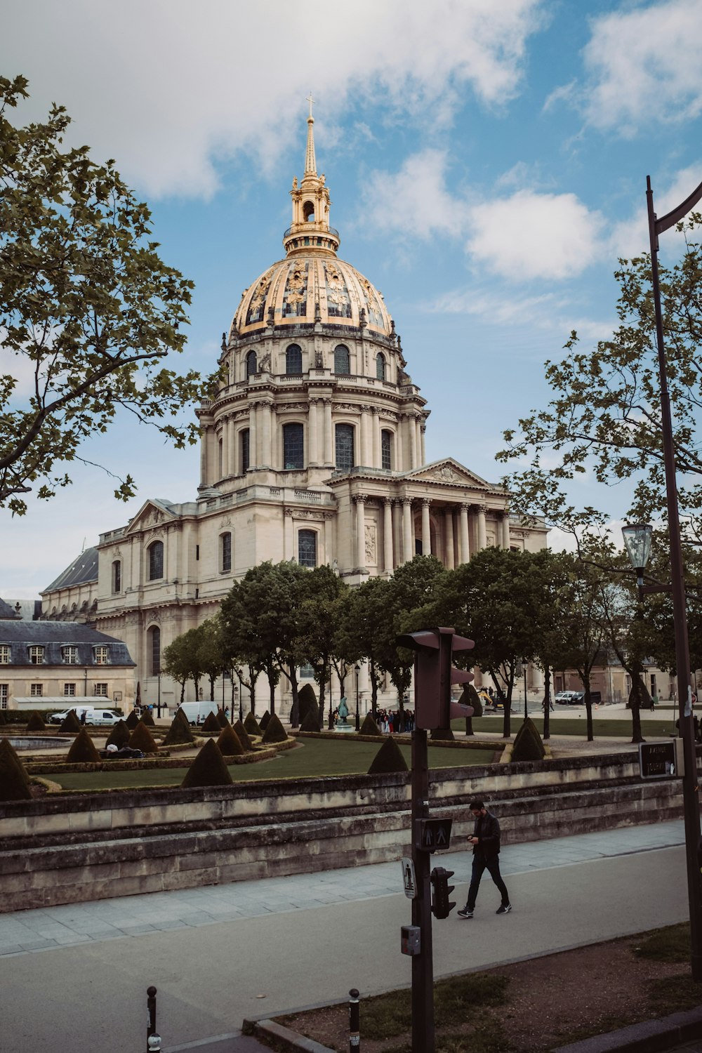 un grand bâtiment avec un dôme au-dessus