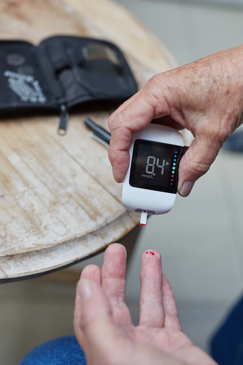 A person holding a glucose meter