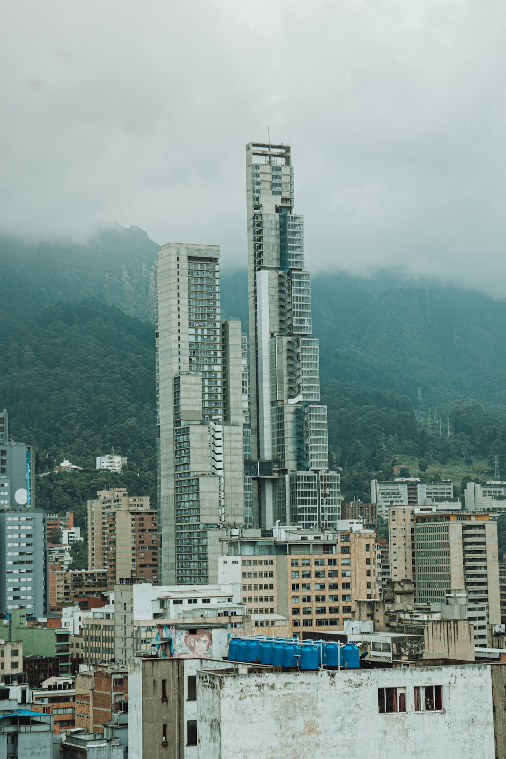 uma vista de uma cidade com edifícios altos e montanhas ao fundo