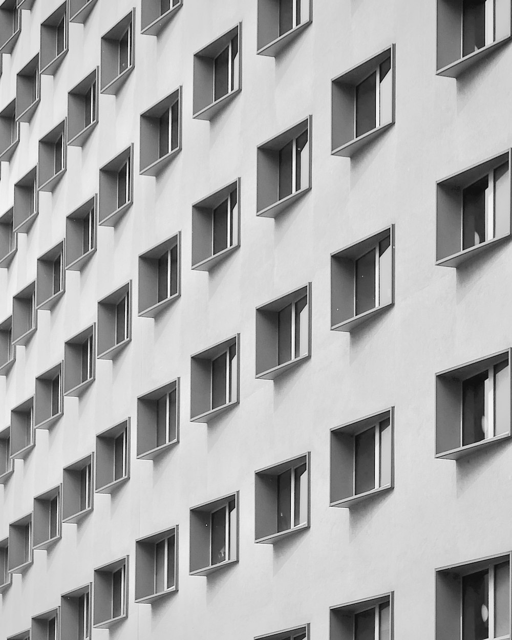 Una foto in bianco e nero di un edificio con molte finestre