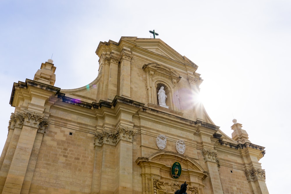 una chiesa con una statua di un uomo su un cavallo di fronte ad essa