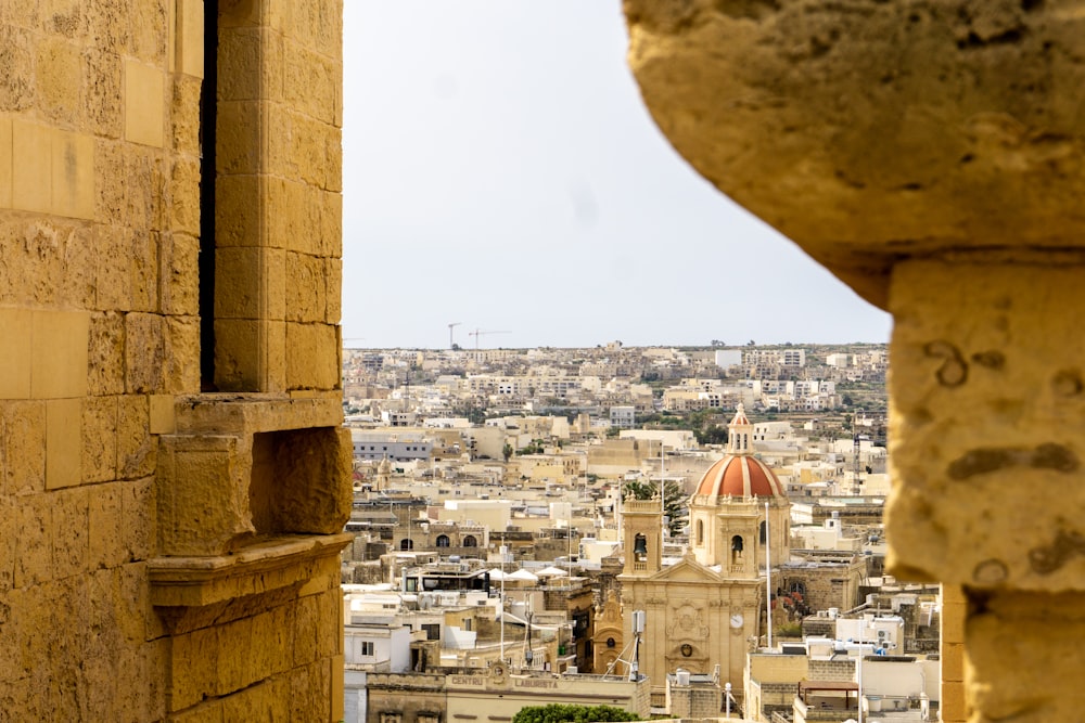 una vista di una città da una finestra in un edificio