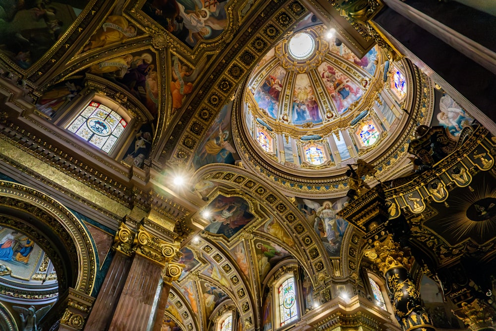 Il soffitto di una chiesa con molti dipinti su di esso