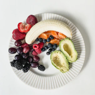 A colorful plate filled with fresh vegetables and fruits symbolizing heart-healthy habits.