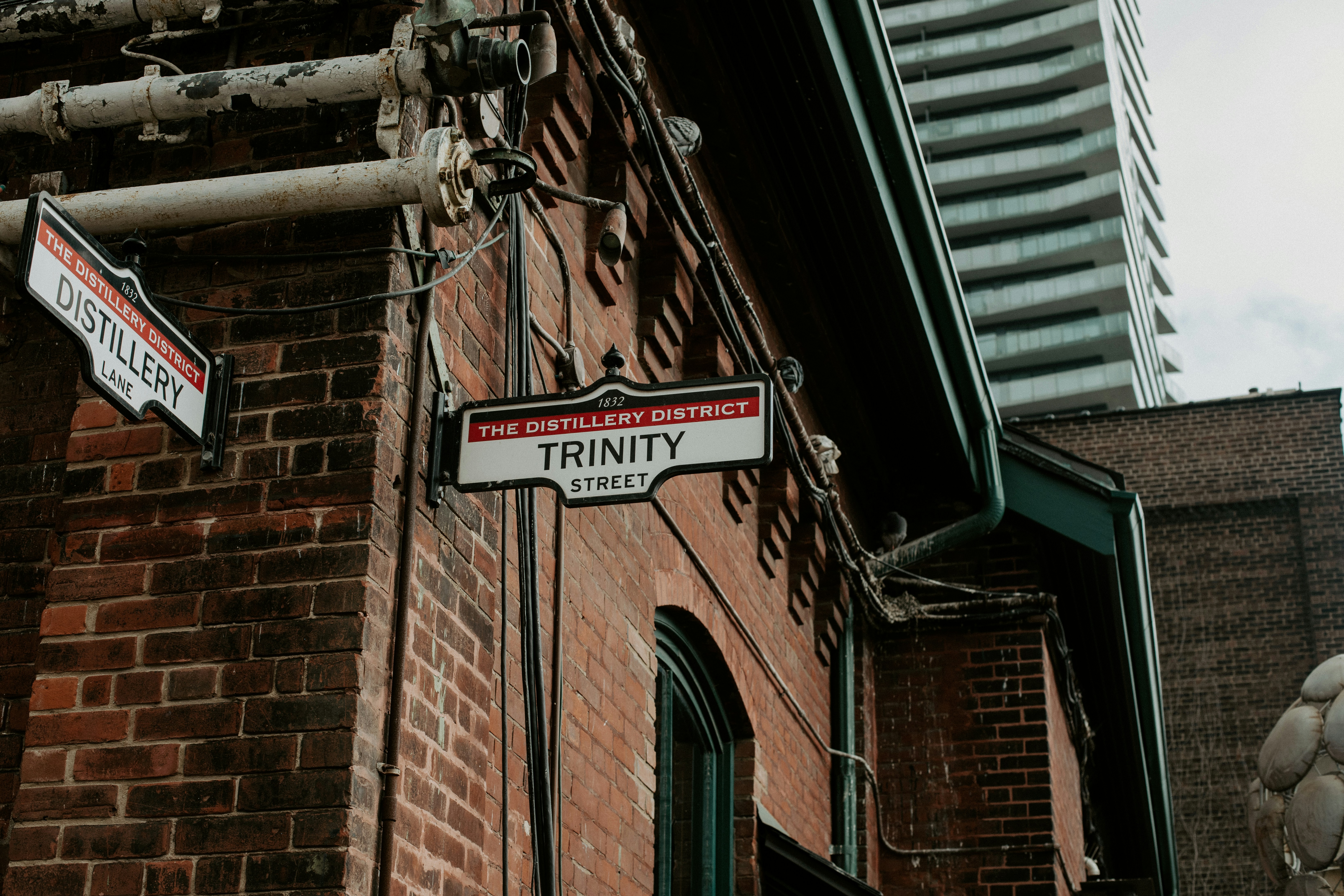 a street sign on the side of a building