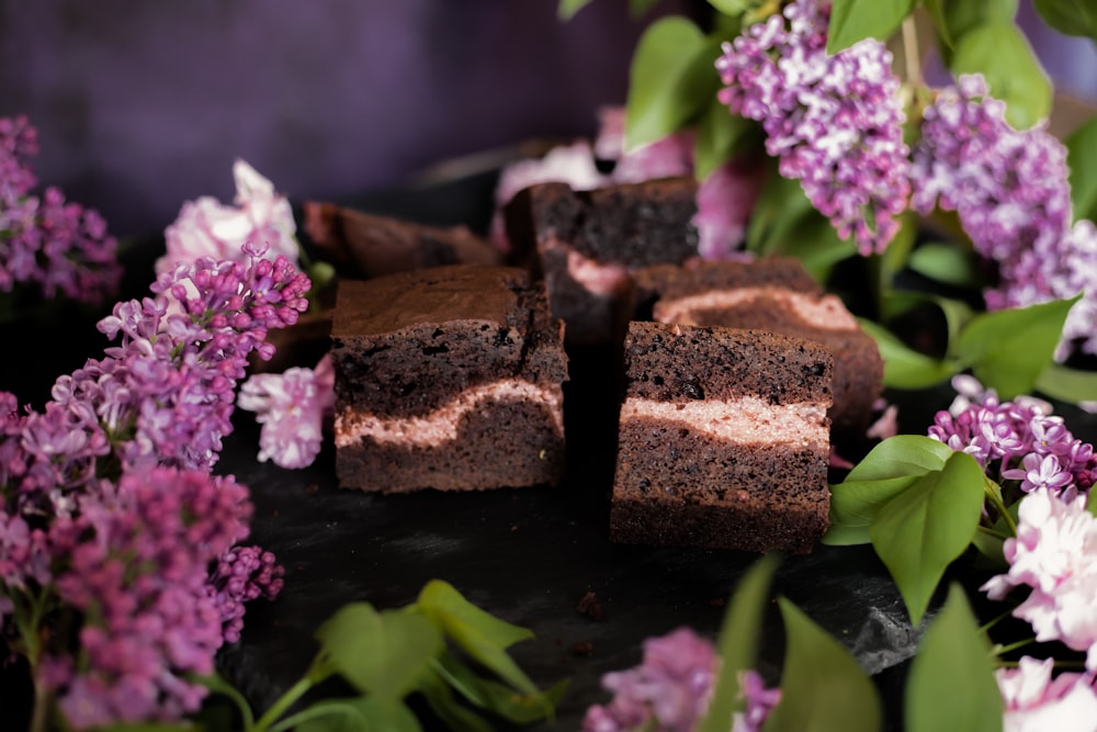 Un primer plano de un plato de brownies y flores