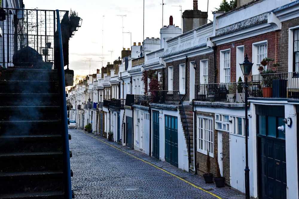 uma fileira de casas em uma rua de paralelepípedos