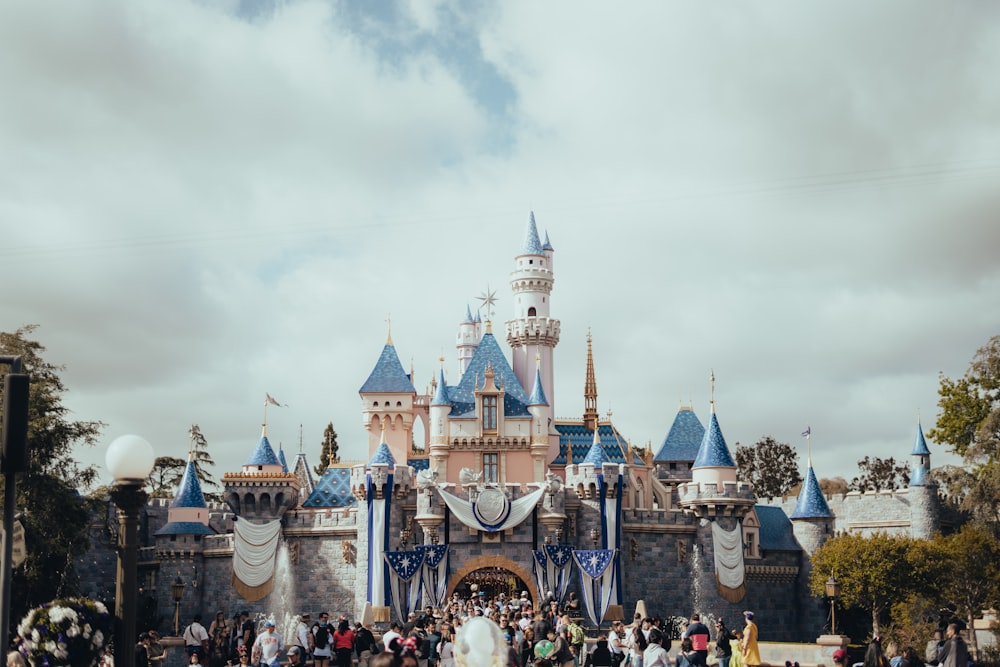 Una multitud de personas de pie frente a un castillo