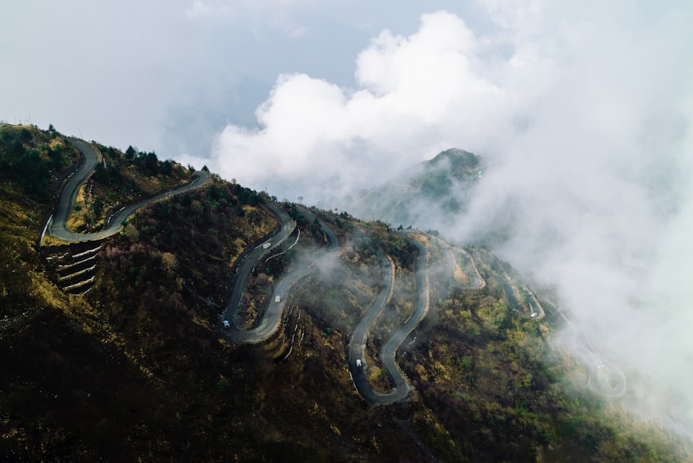 uma longa estrada sinuosa em um lado da montanha