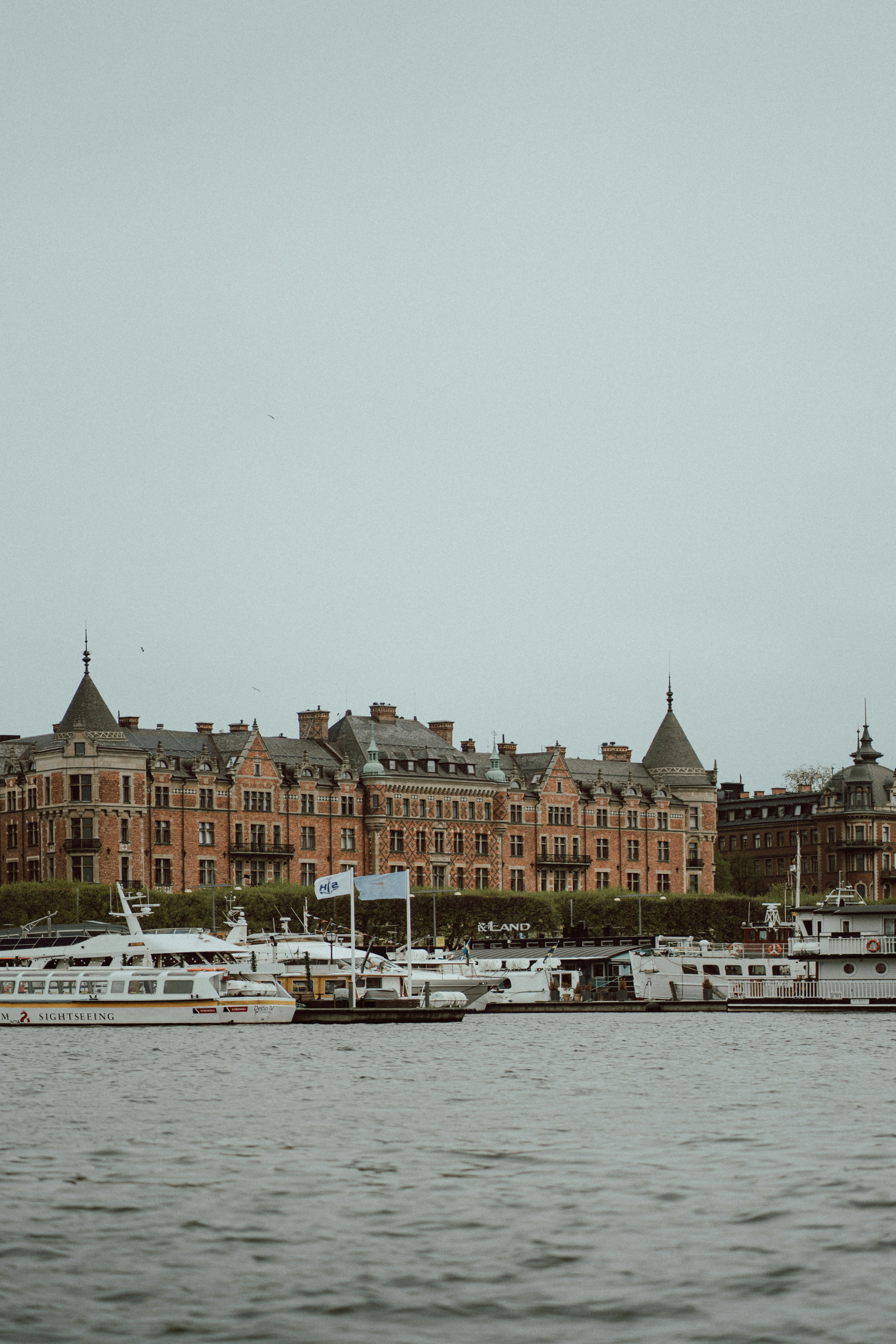 Eine Gruppe von Booten, die im Wasser sitzen
