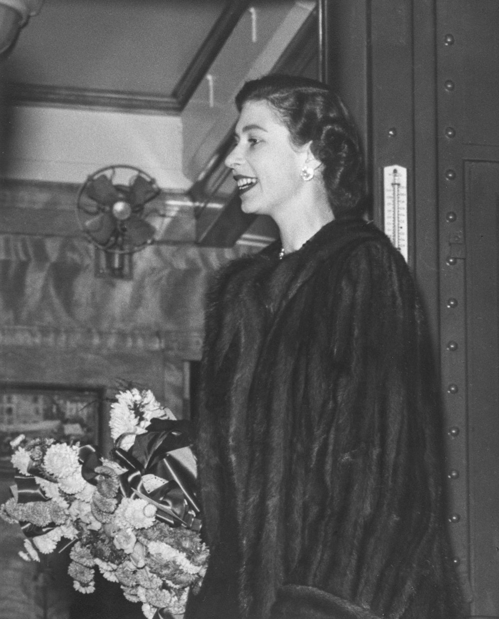 모피 코트를 입은 여성의 흑백 사진