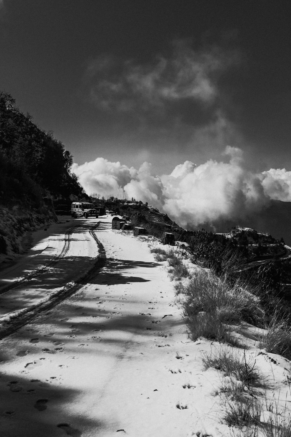 비포장 도로의 흑백 사진