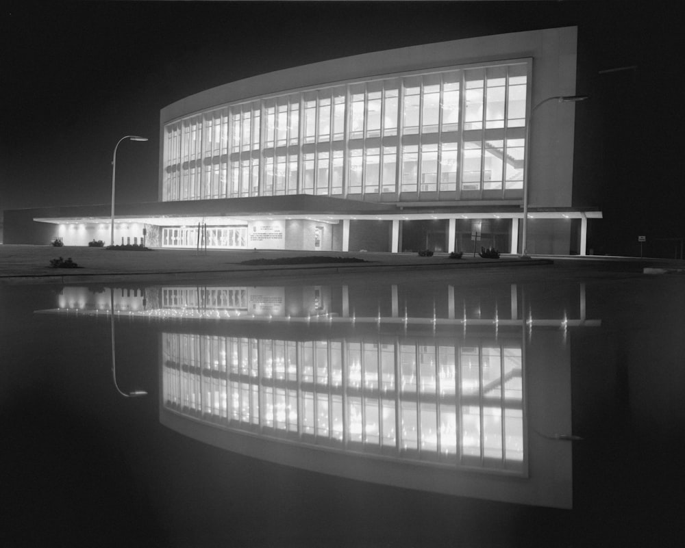 夜の建物の白黒写真