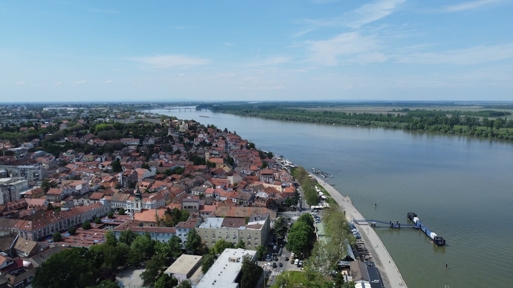 uma vista aérea de uma cidade ao lado de um rio