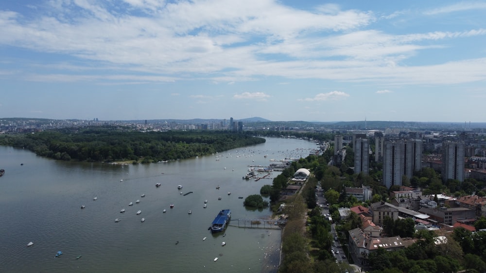 uma grande massa de água cercada por uma cidade