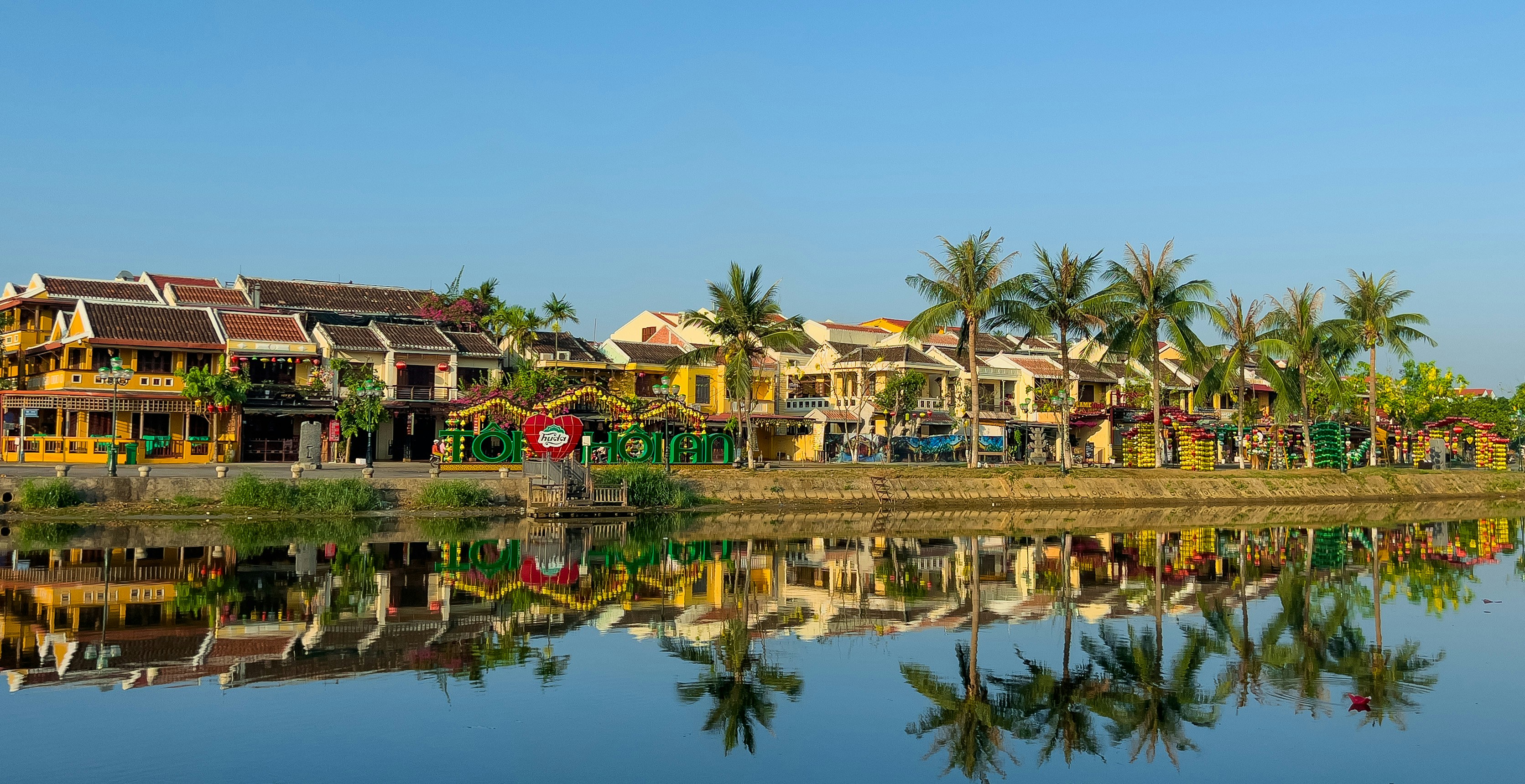 a body of water with a bunch of houses on it