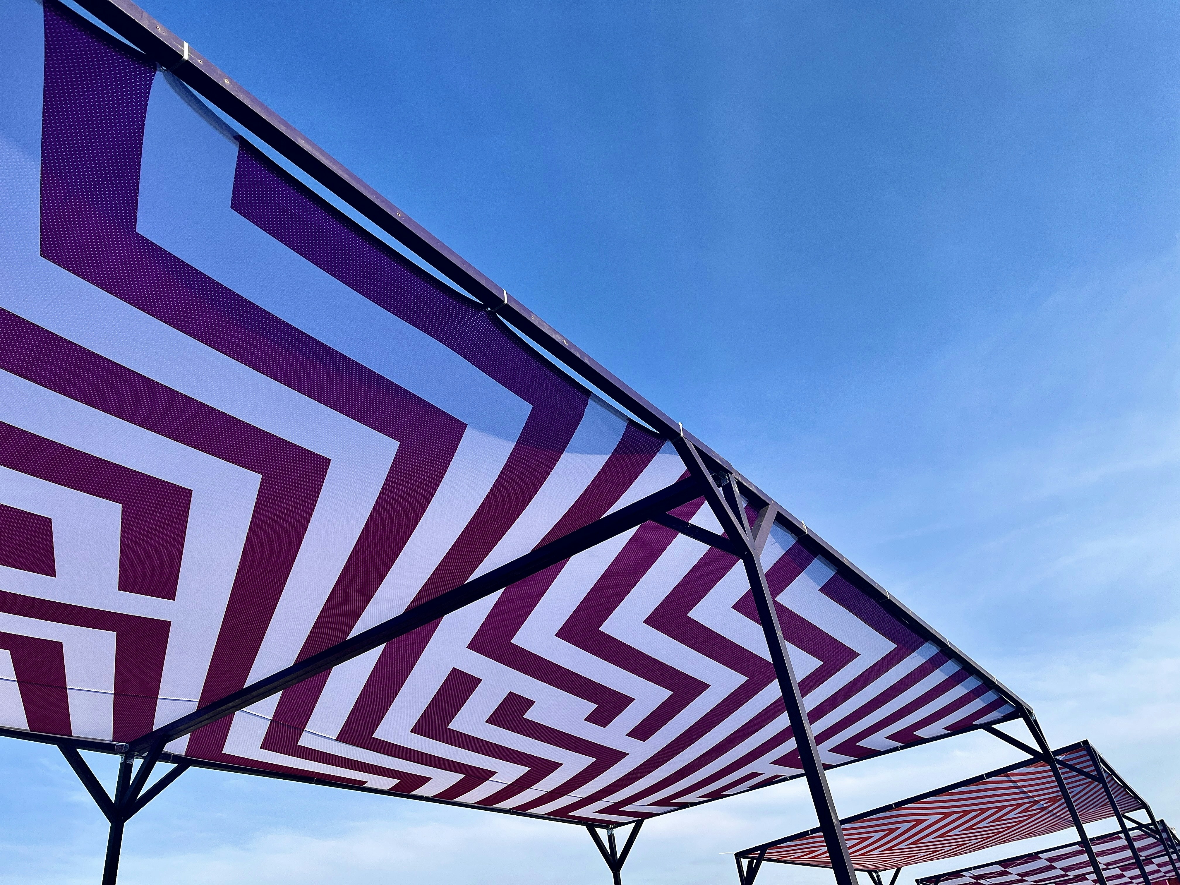 سواتر الرياض: تنفيذ مؤسسة الهلال للمظلات والسواتر