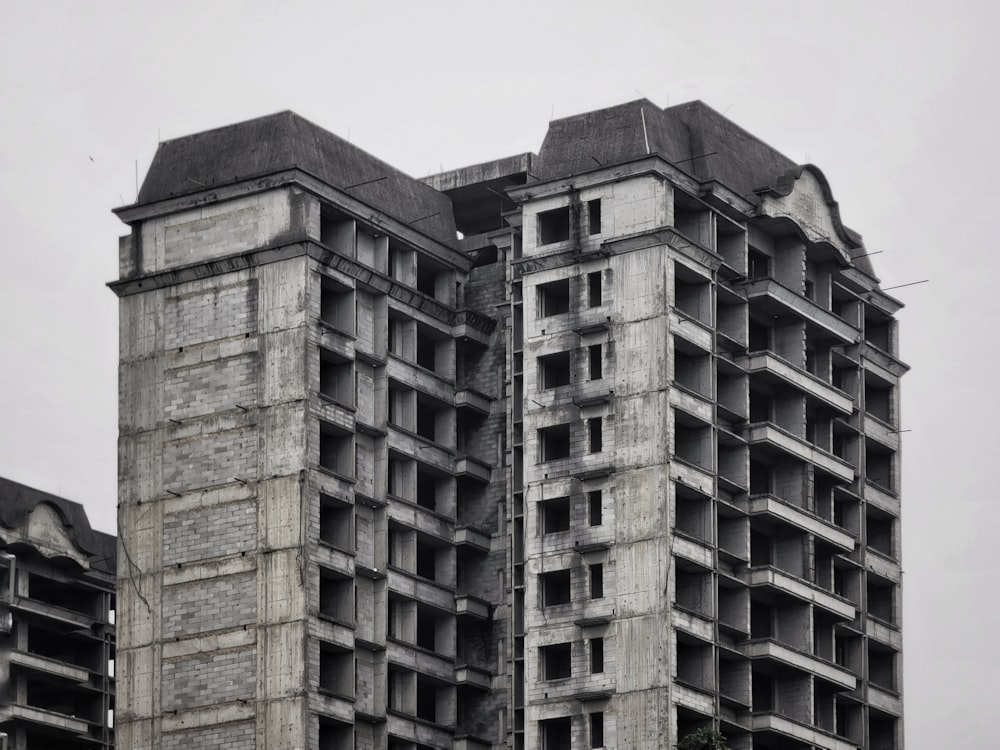 Un edificio muy alto sentado al lado de un edificio alto