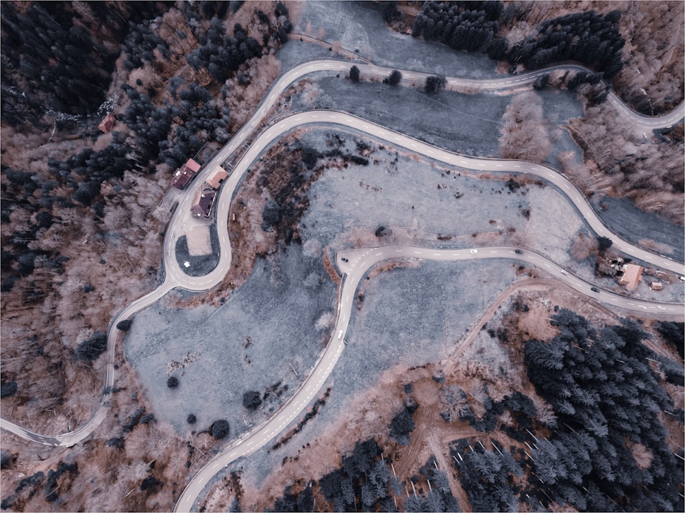 Una vista aérea de una carretera sinuosa en las montañas