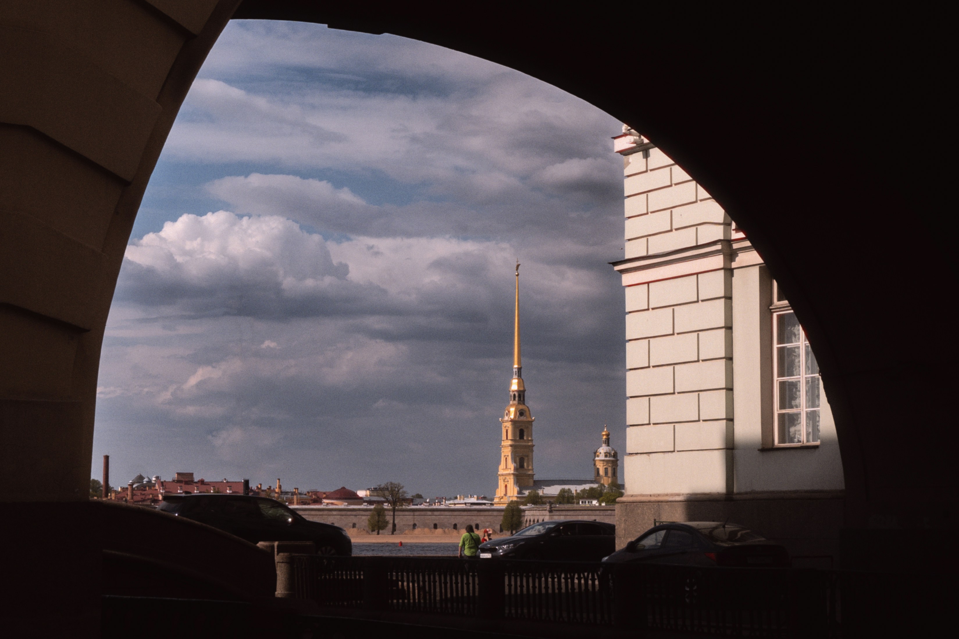 Una vista de una torre del reloj a través de un túnel