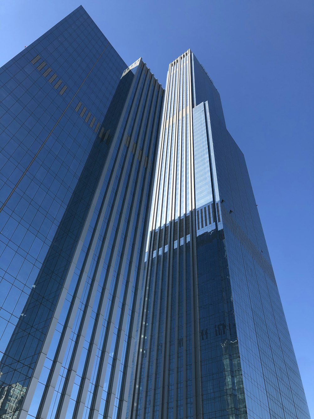 um edifício muito alto com um monte de janelas