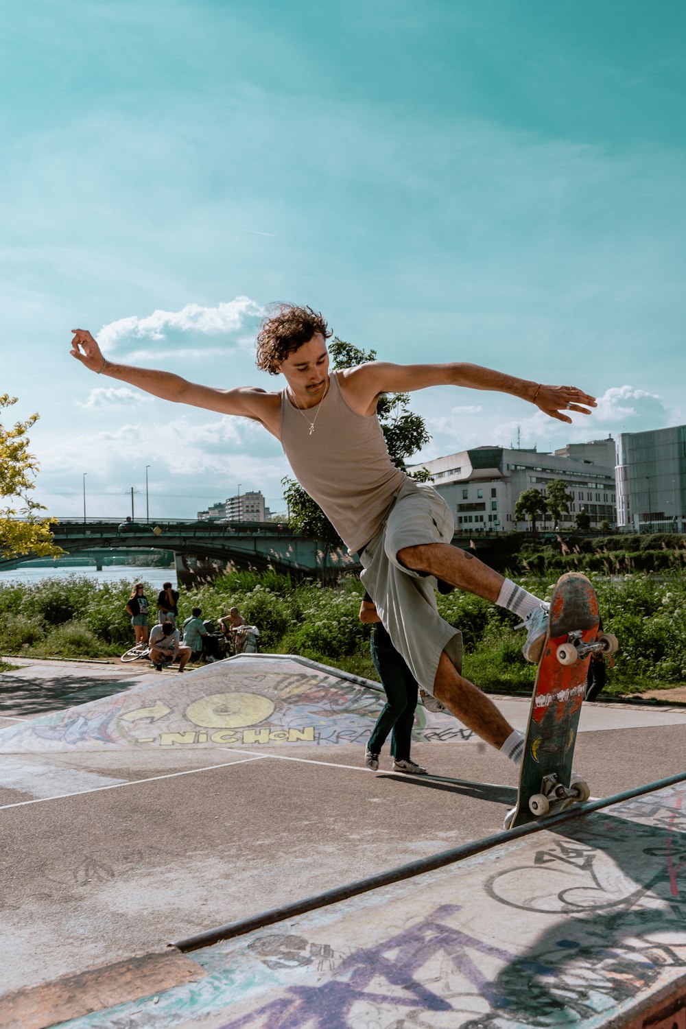 um homem andando de skate até o lado de uma rampa