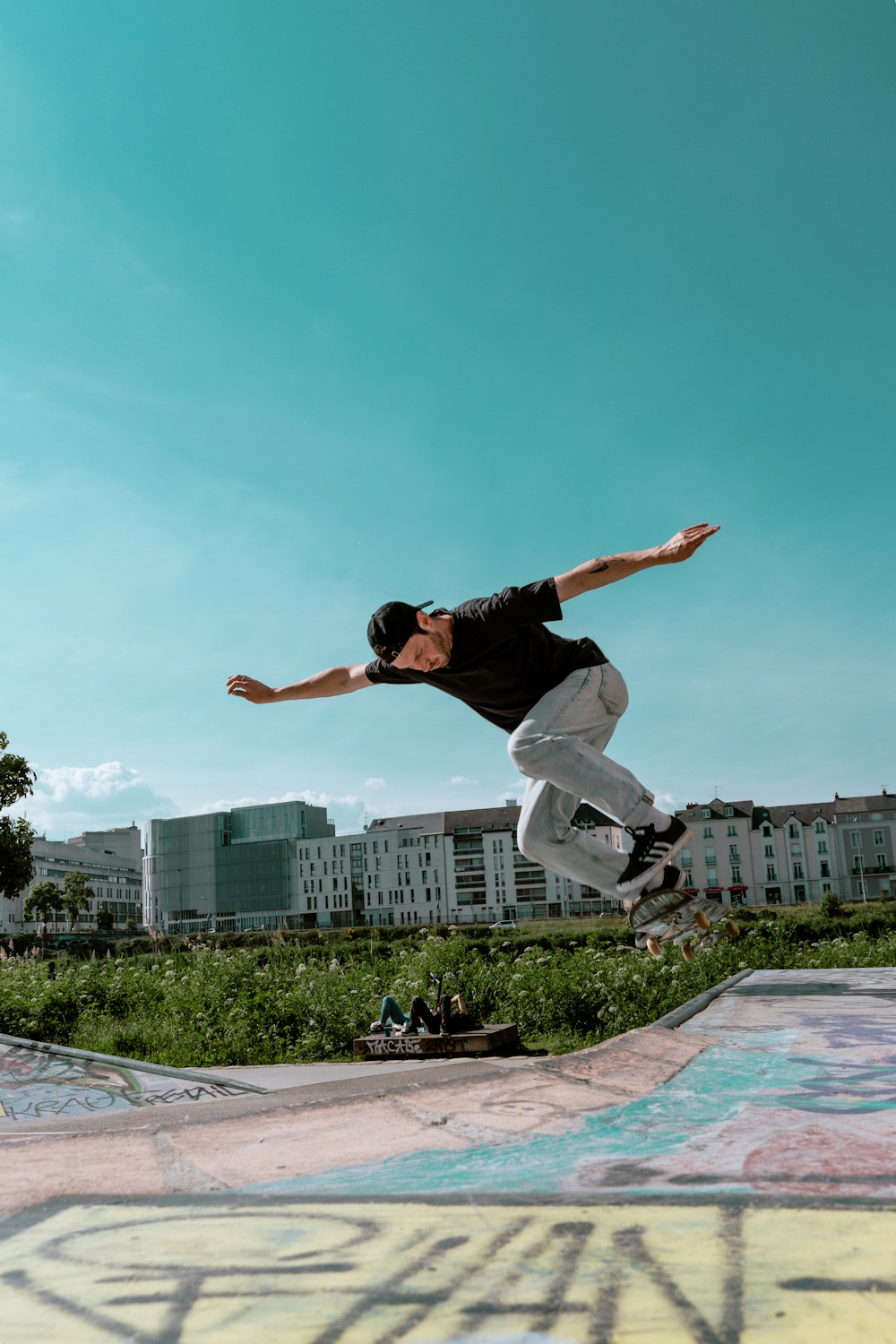 Un uomo che vola nell'aria mentre cavalca uno skateboard