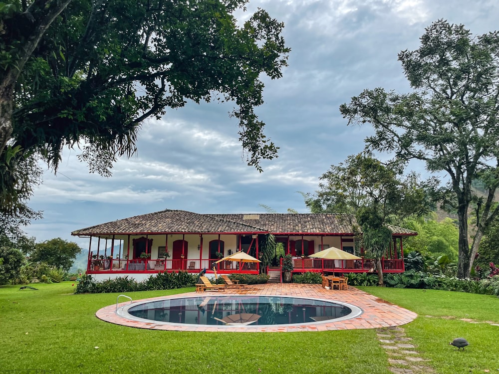 Una casa con piscina frente a ella