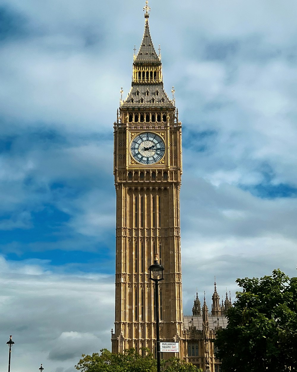 une grande tour d’horloge avec une horloge de chaque côté