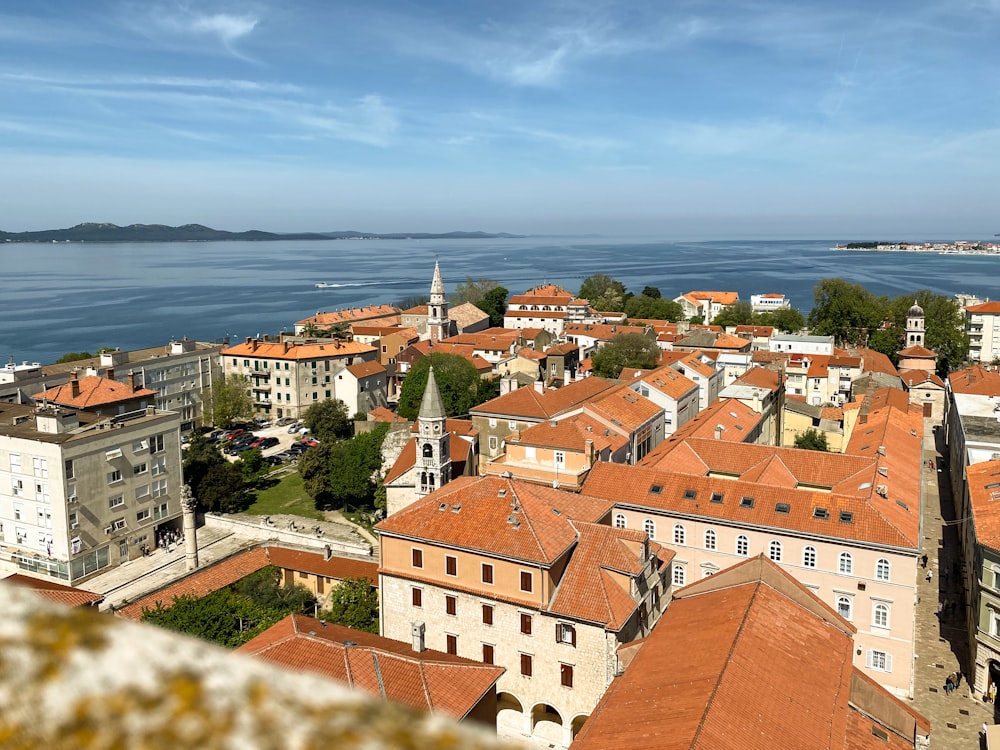 una vista di una città con uno specchio d'acqua sullo sfondo