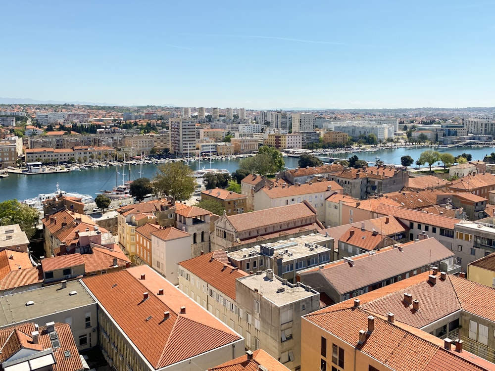 Una vista di una città da un punto di vista alto