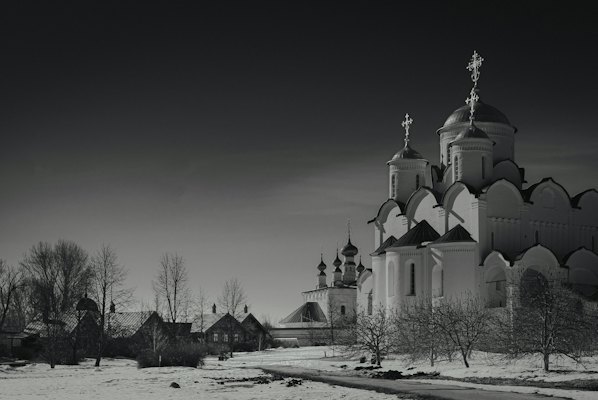 Monastery domes under snow, in black and white — Suzdal, Russia