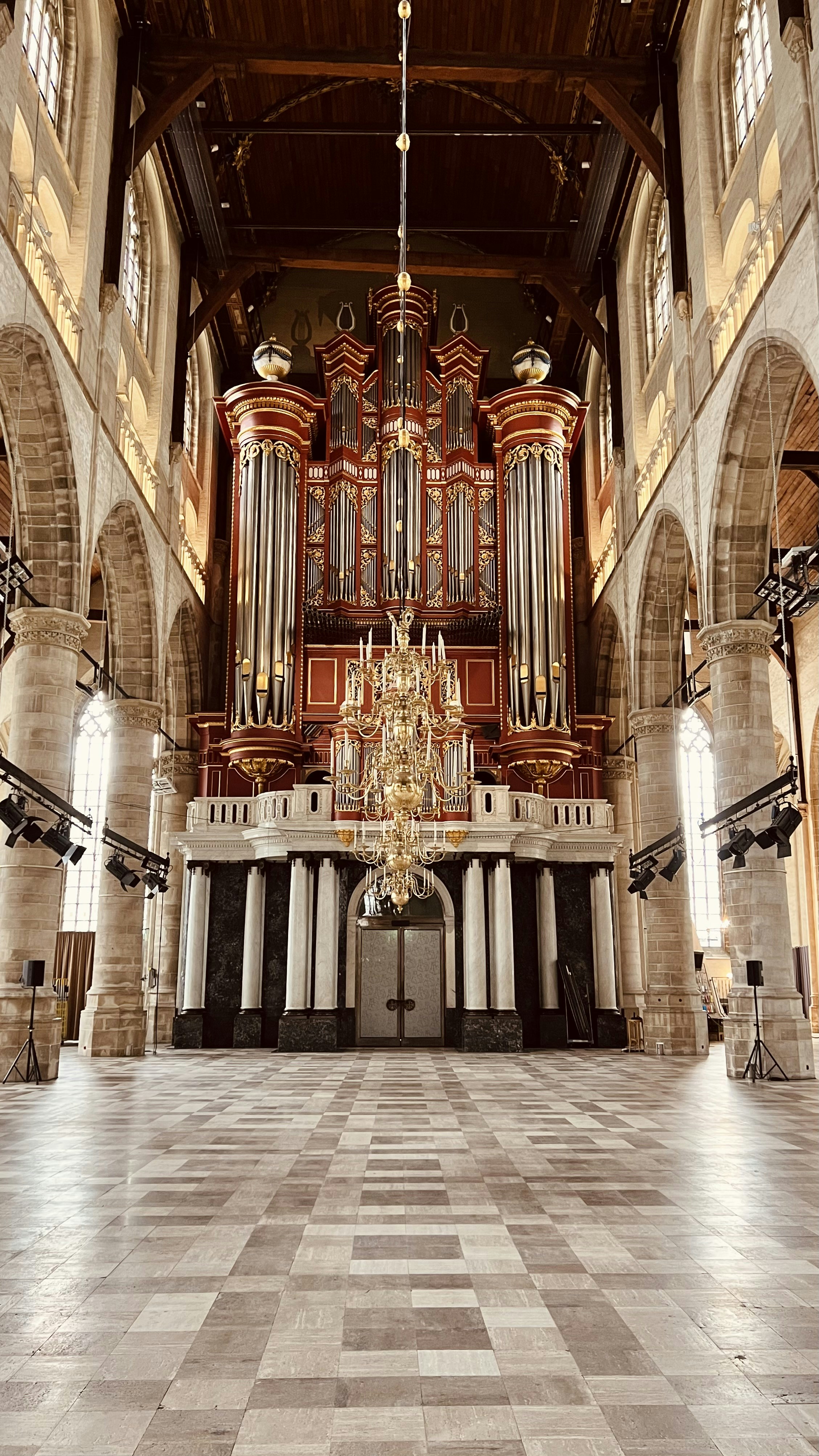 Una grande cattedrale con un lampadario appeso al soffitto