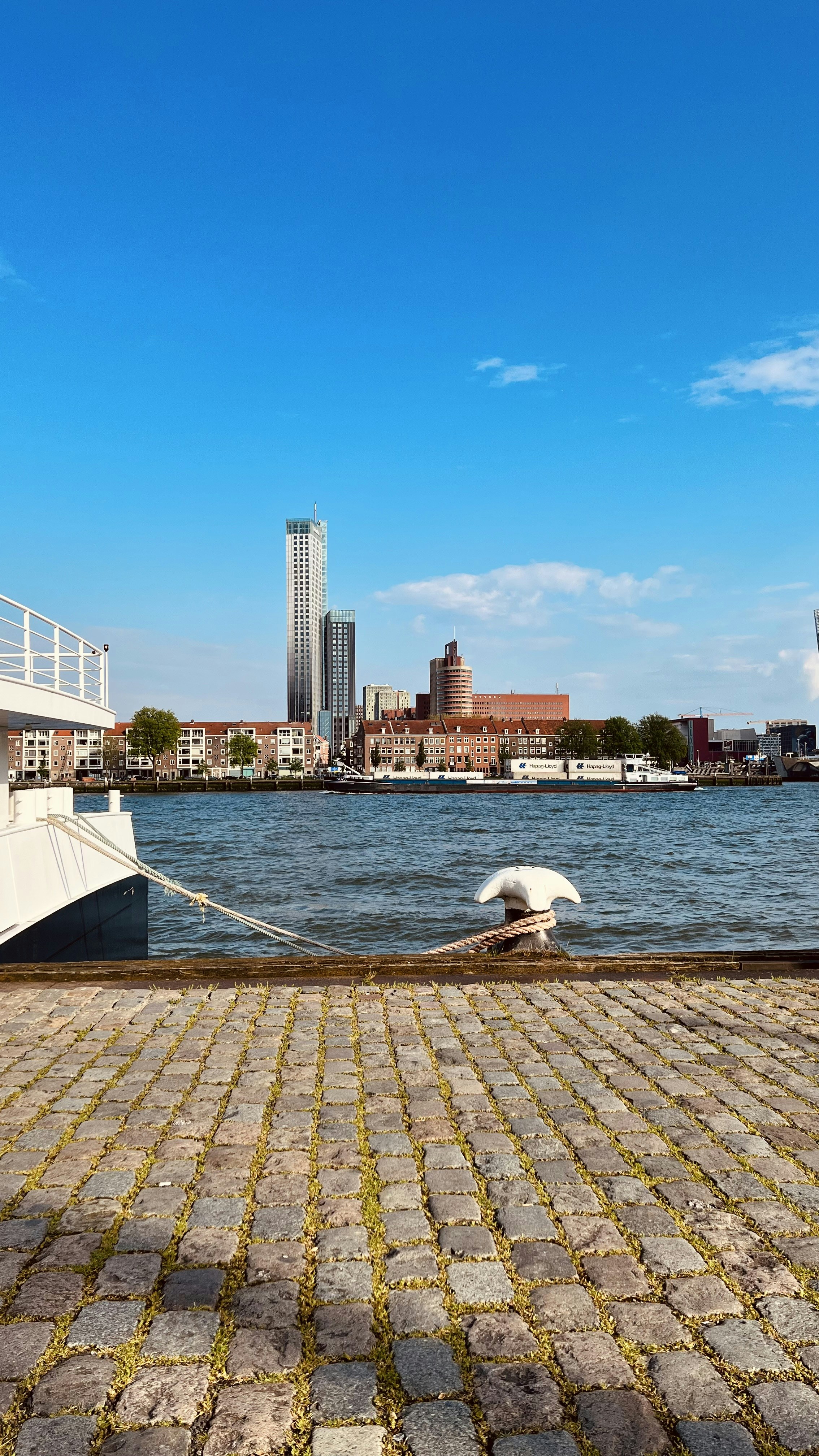 un bateau assis sur le bord d’une rivière à côté d’un quai