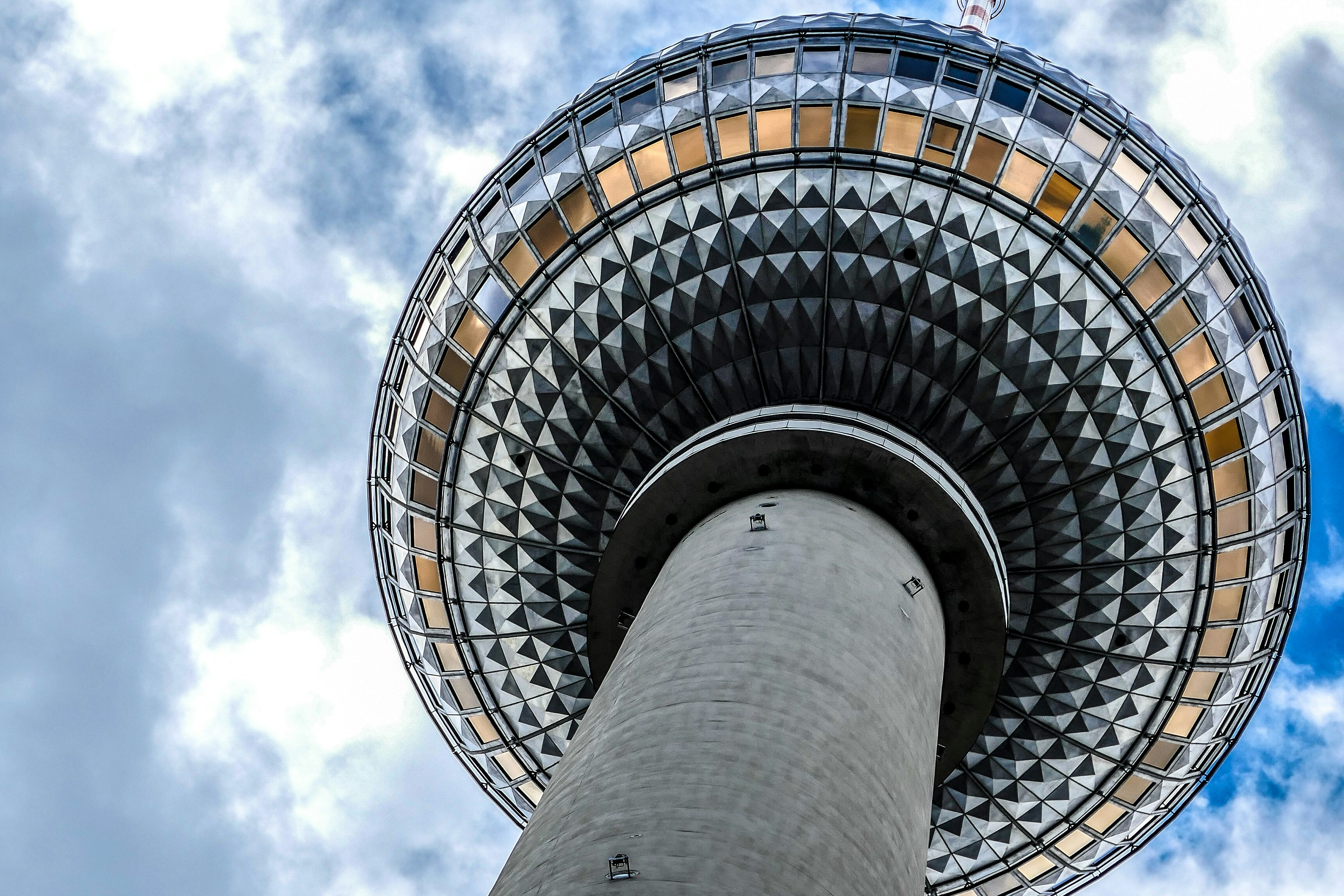 Una torre muy alta con un fondo de cielo