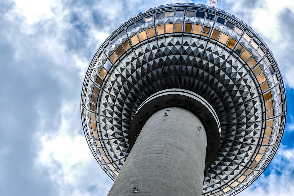 空の背景を持つ非常に高い塔