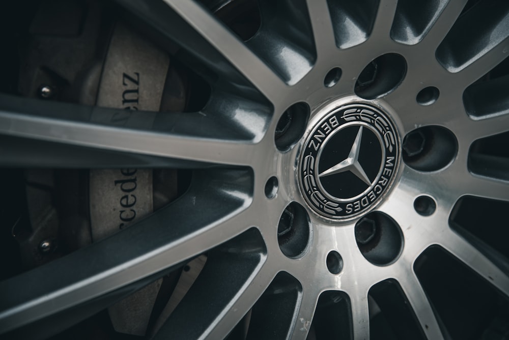 Um close up de uma roda Mercedes em um carro