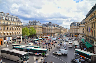 a busy city street filled with lots of traffic