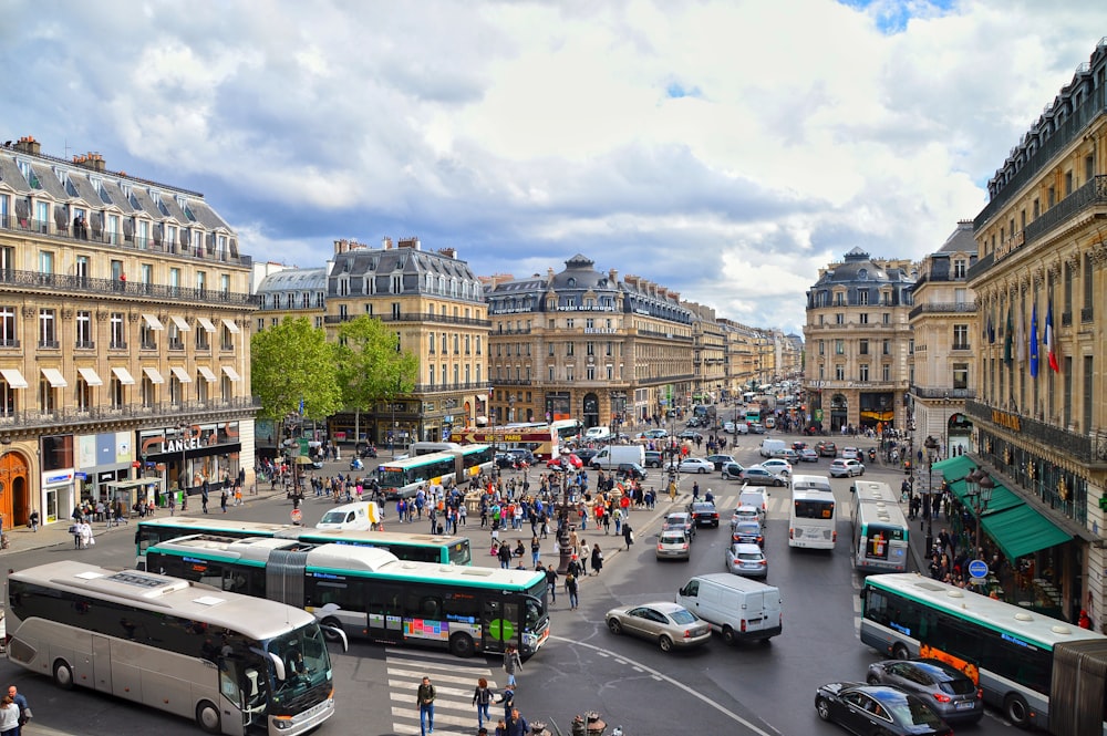 a busy city street filled with lots of traffic