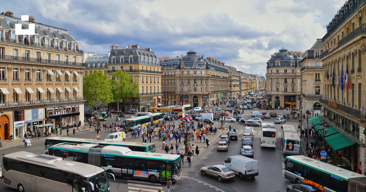 Une Ree Une rue animée de la ville remplie de beaucoup de circulation photo ...