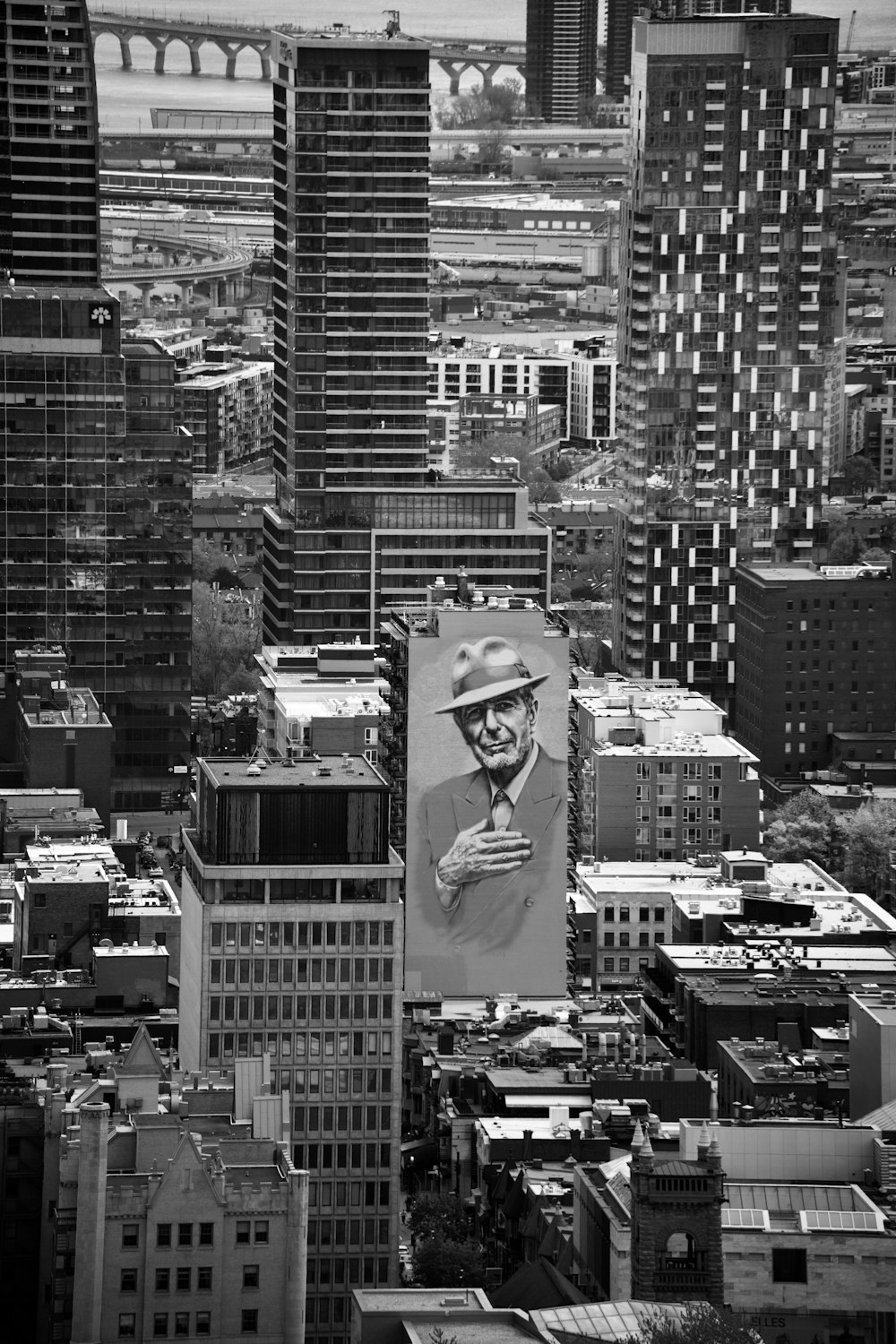 Une photo en noir et blanc d’une ville avec de grands immeubles