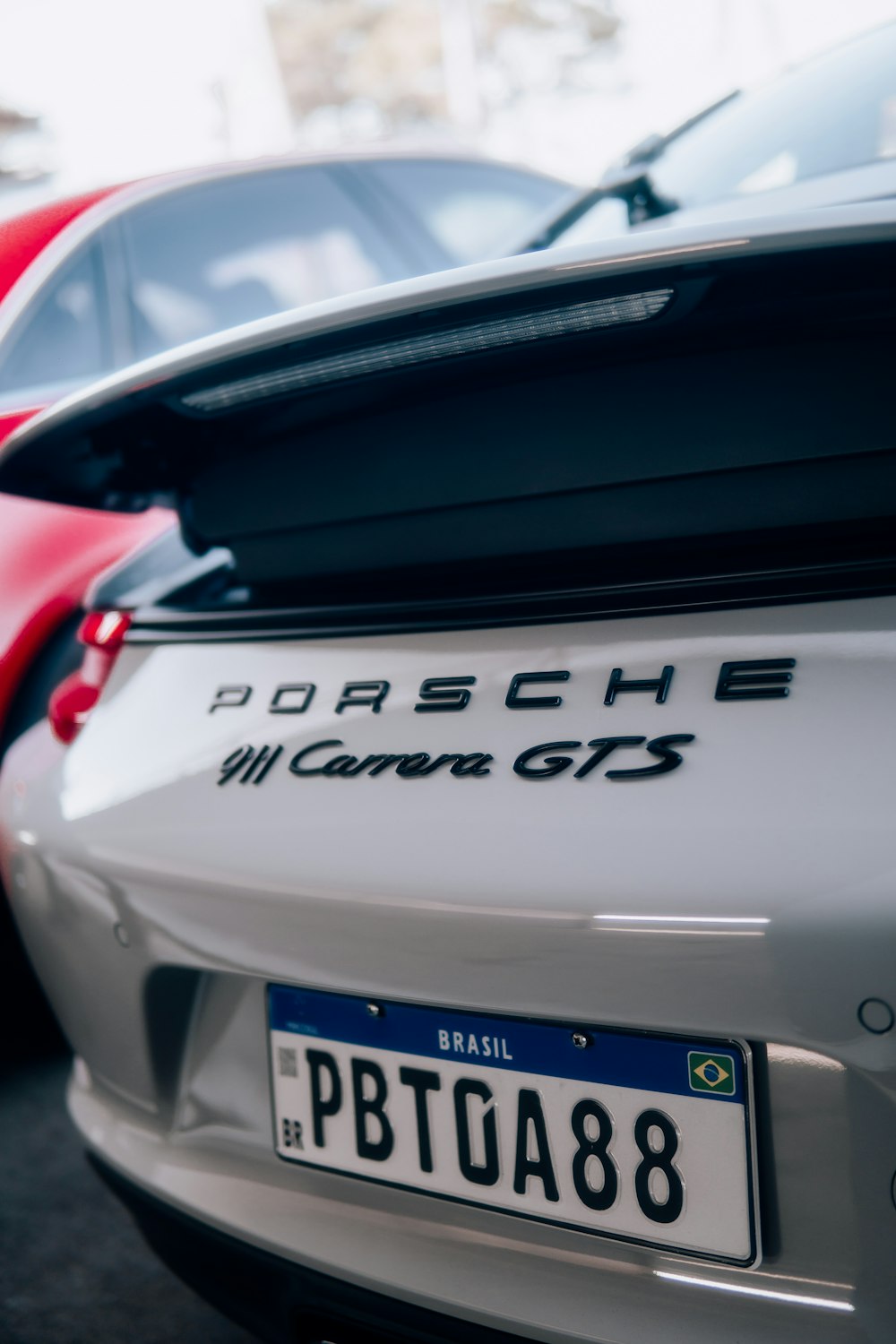 Un Porsche plateado estacionado en un estacionamiento