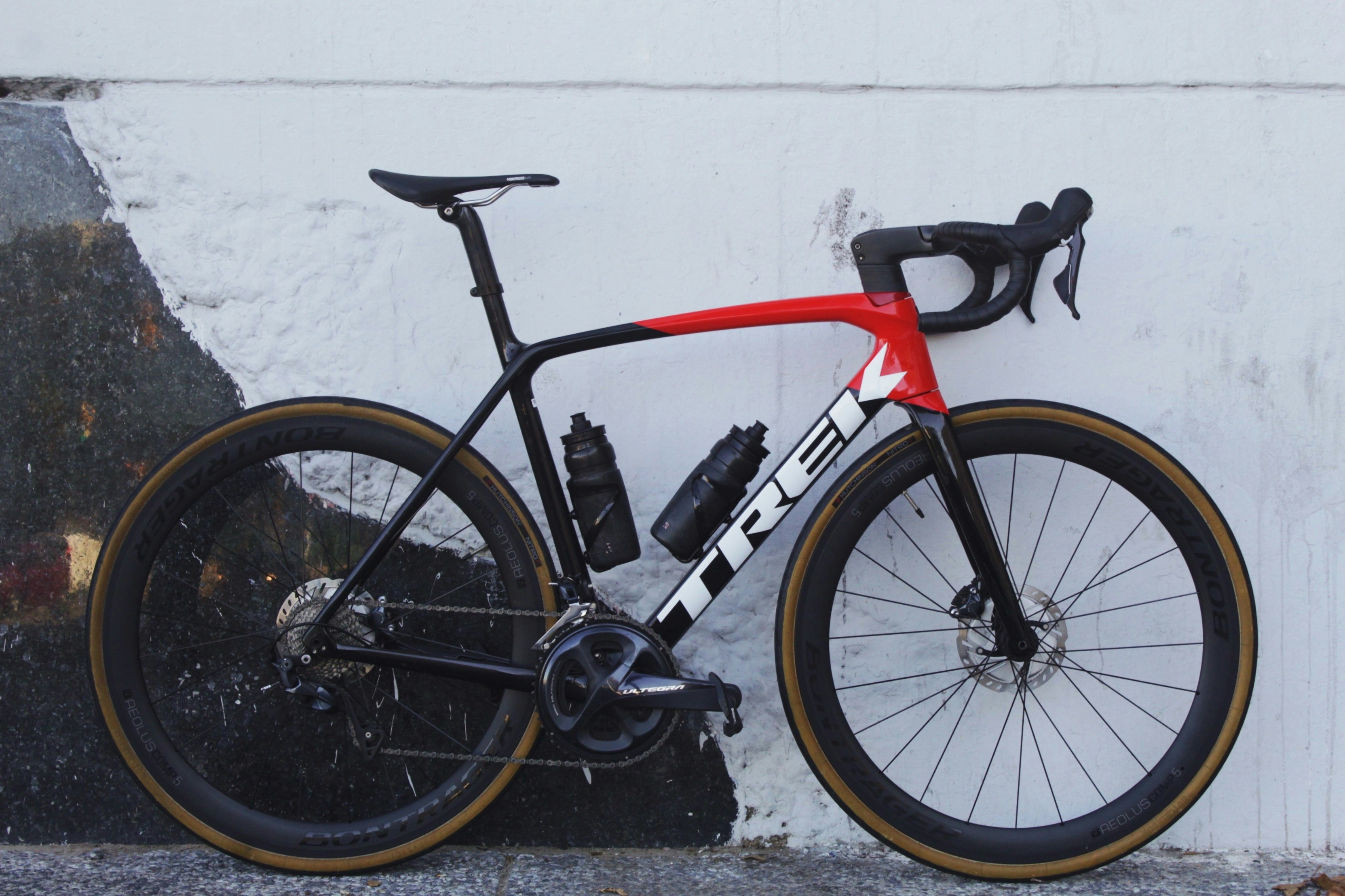 Vélo de route Trek rouge sur fond blanc