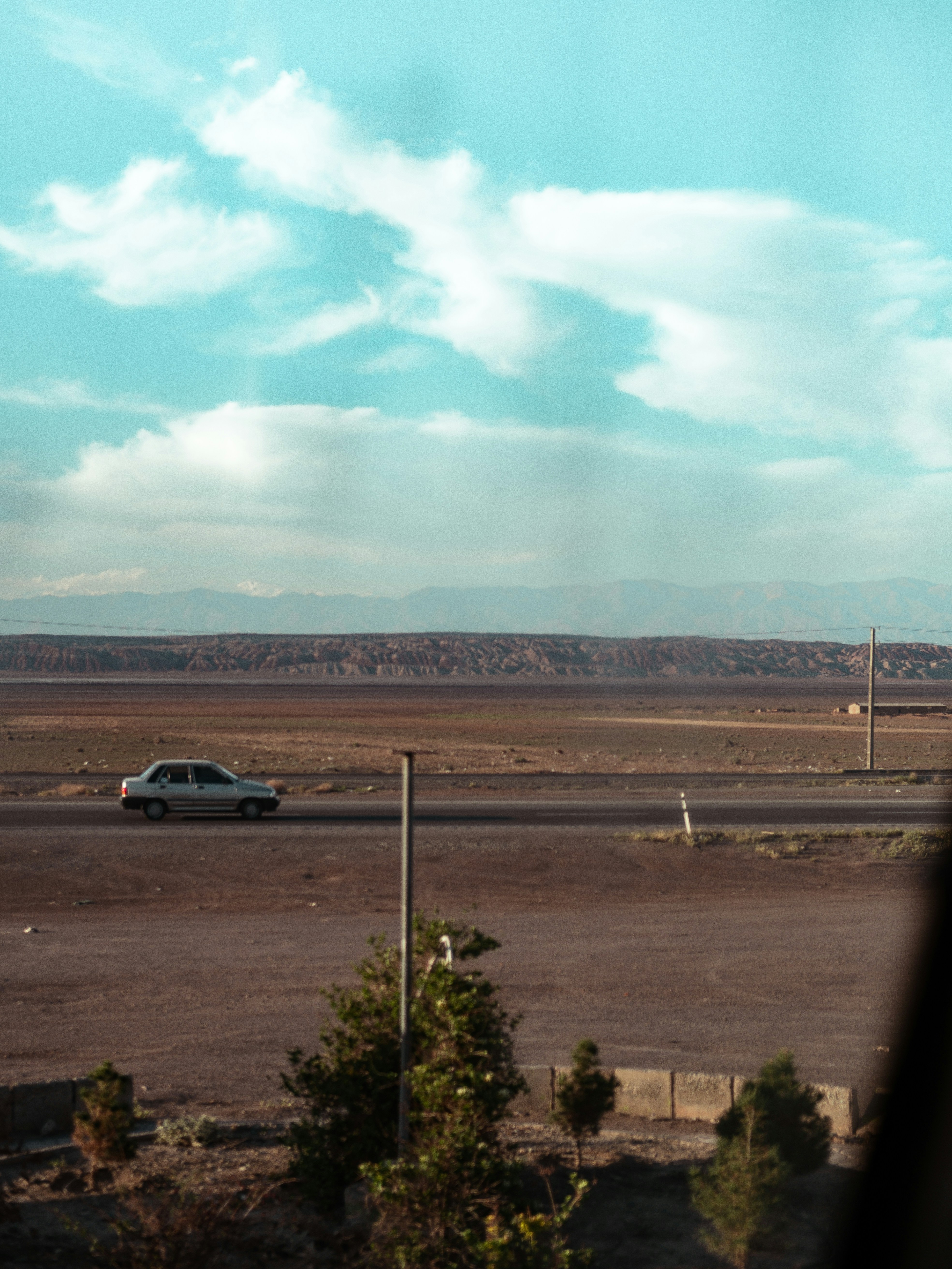 Une voiture roulant sur une route au milieu du désert