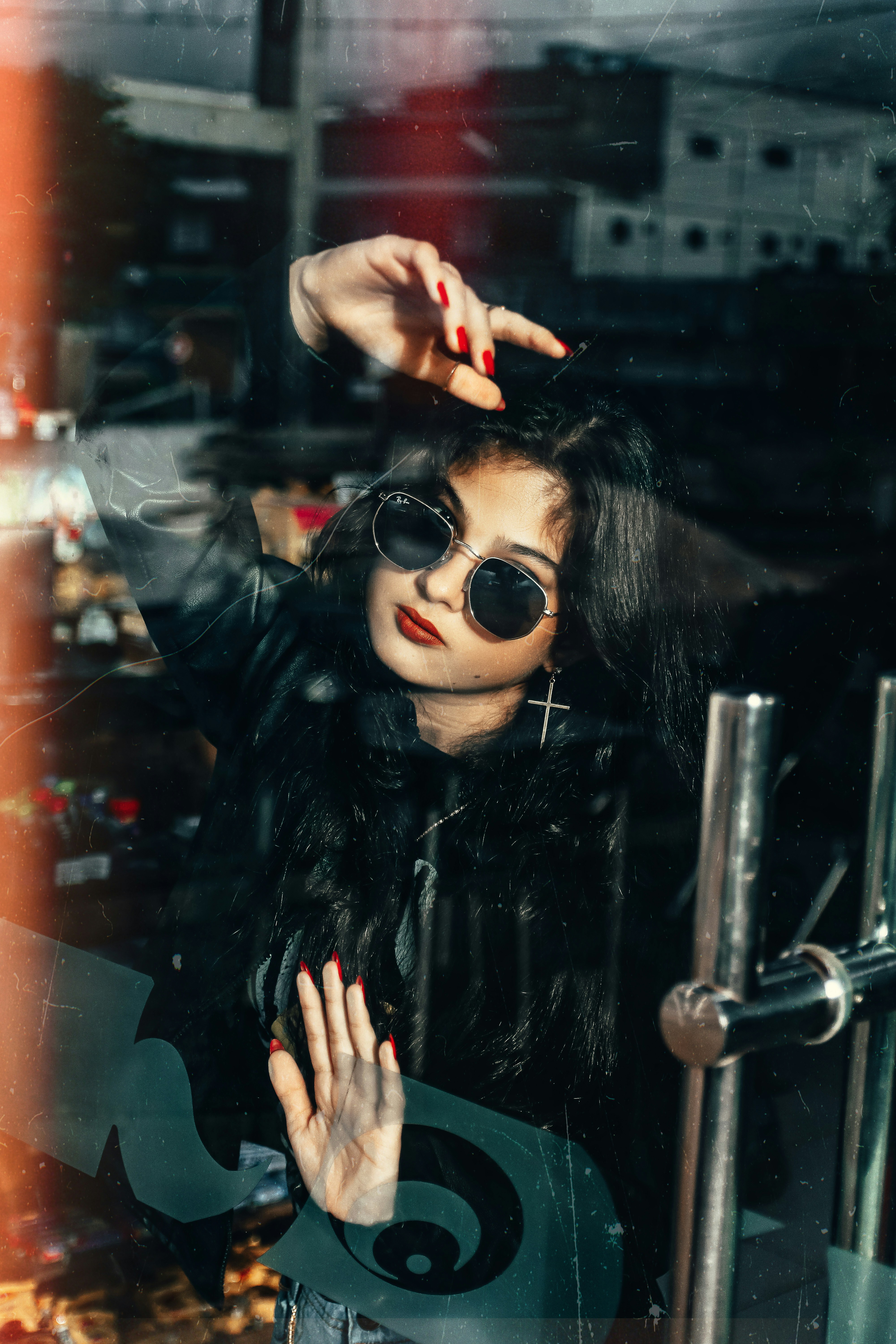 Imagem de uma pessoa segurando um smartphone com uma rede social aberta