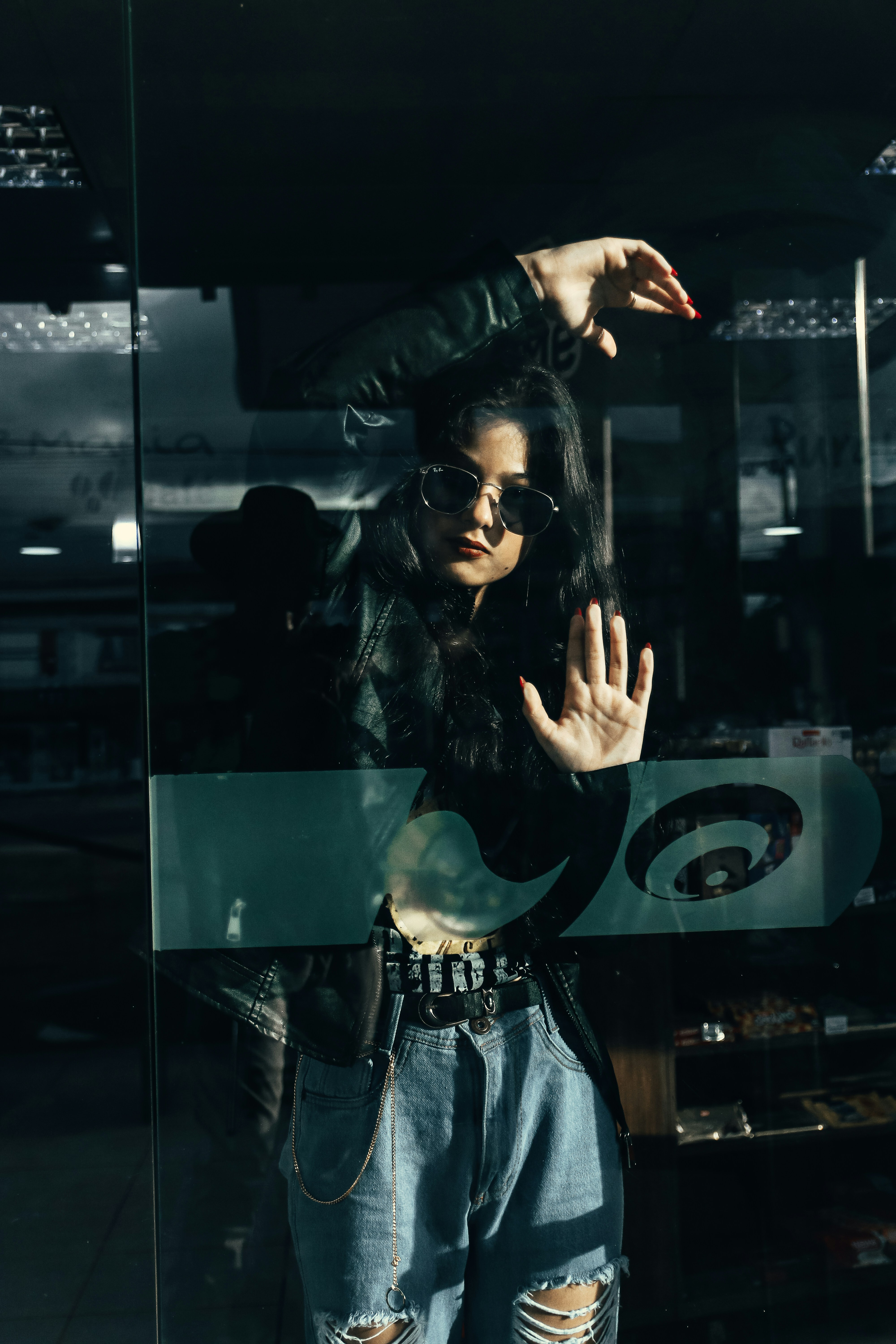 Imagem de uma pessoa segurando um smartphone com uma imagem de uma cidade ao fundo