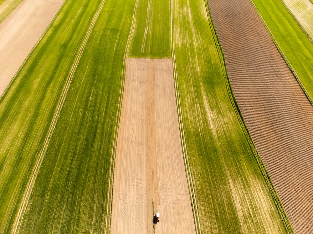 eine Luftaufnahme eines Feldes mit einem Traktor in der Mitte