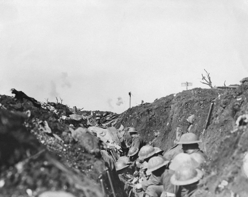 uma foto em preto e branco de soldados em uma trincheira